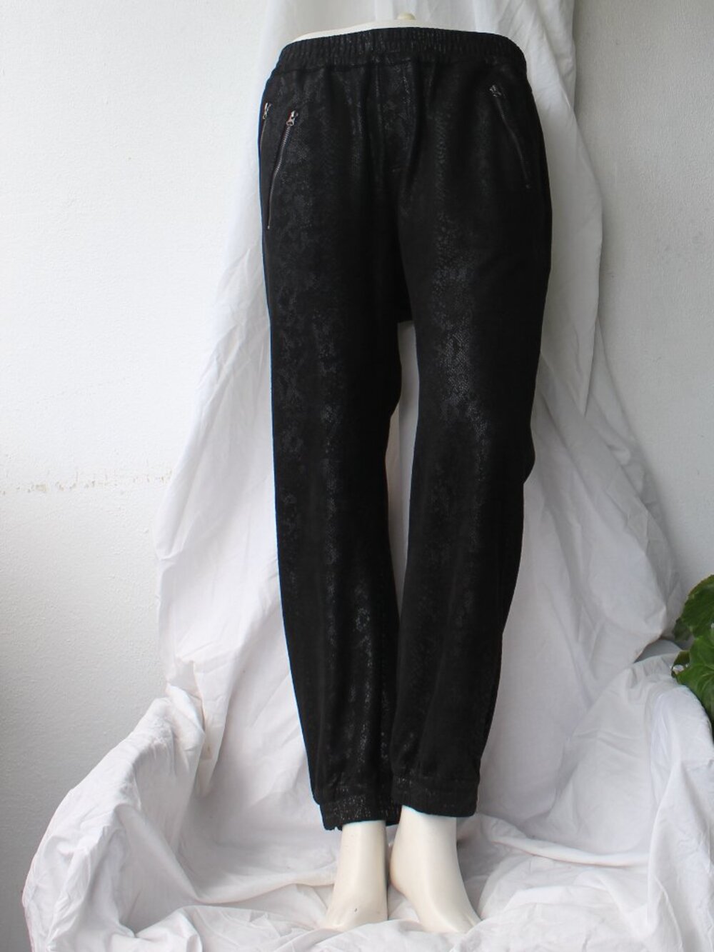 Avery Rayne black with pattern pull on women's stylish joggers pants szLarge